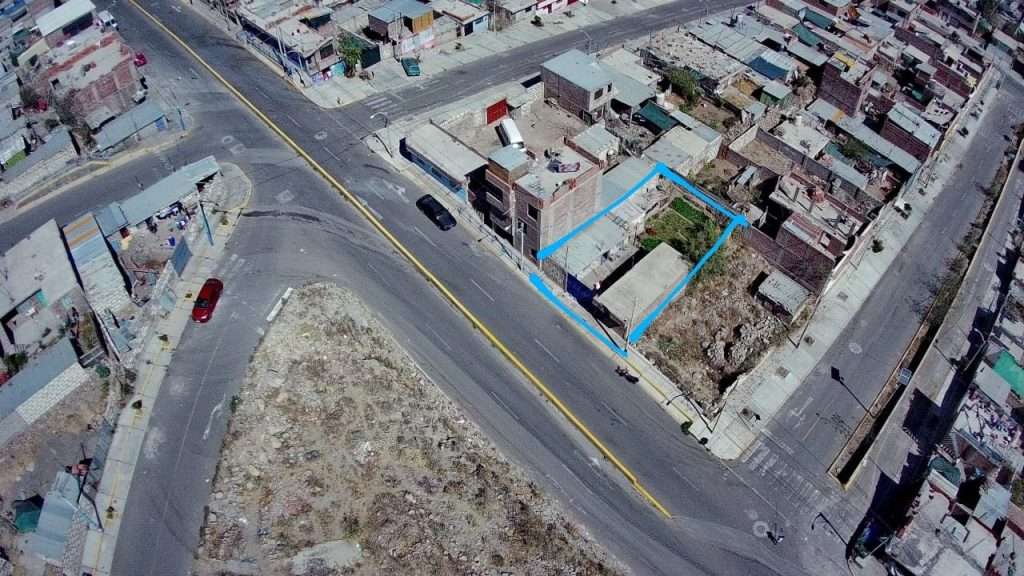 Se vende casa como terreno x yura A 2 cuadras de av