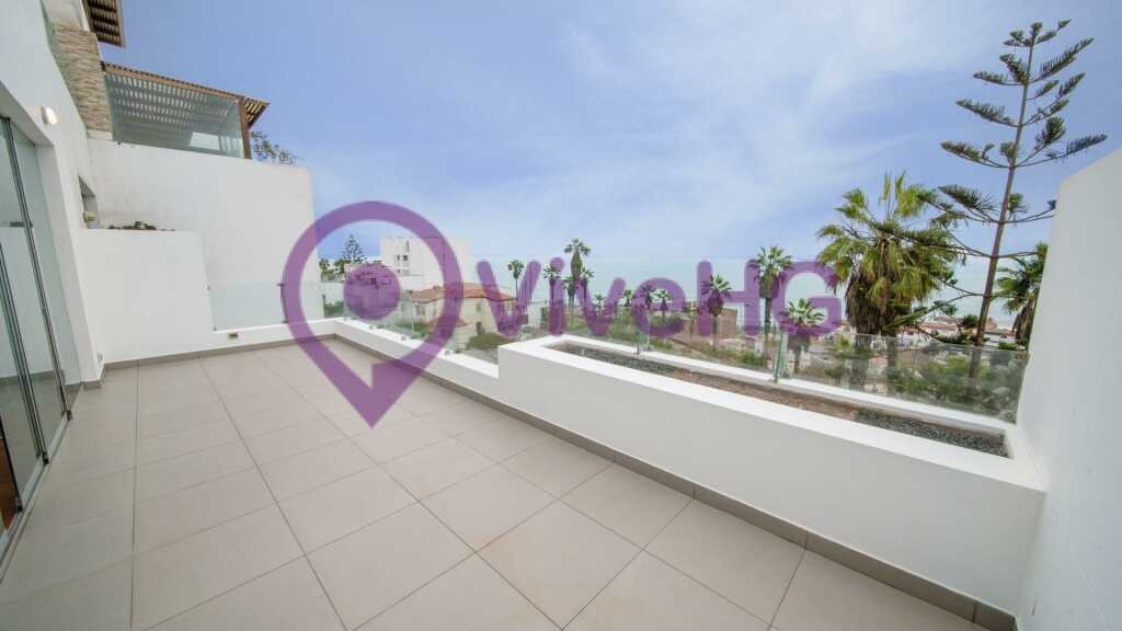 VENDO LINDO TRIPLEX A UNOS PASOS DEL MALECÓN DE MAGDALENA CON VISTA AL MAR