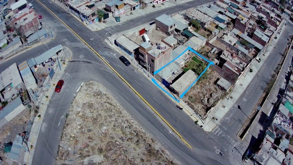 Se vende casa como terreno x yura A 2 cuadras de av